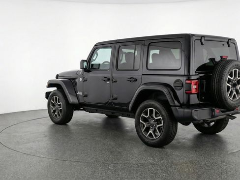 Used 2025 Jeep Wrangler Sahara image 6