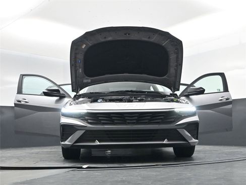 Certified 2025 Hyundai Elantra Sport image 22