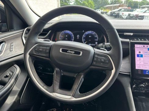 Used 2023 Jeep Grand Cherokee Limited w/ Black Appearance Package AWD/4WD image 16