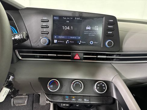 Used 2025 Hyundai Elantra SE FWD image 17