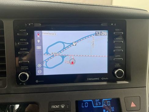 Used 2019 Toyota Sienna XLE w/ XLE Navigation Package FWD image 21
