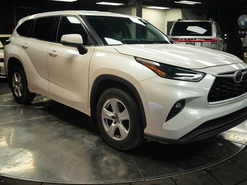 Used 2021 Toyota Highlander LE AWD/4WD image 5