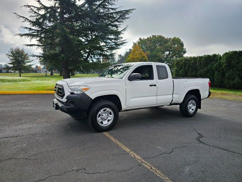 Used 2020 Toyota Tacoma SR image 4