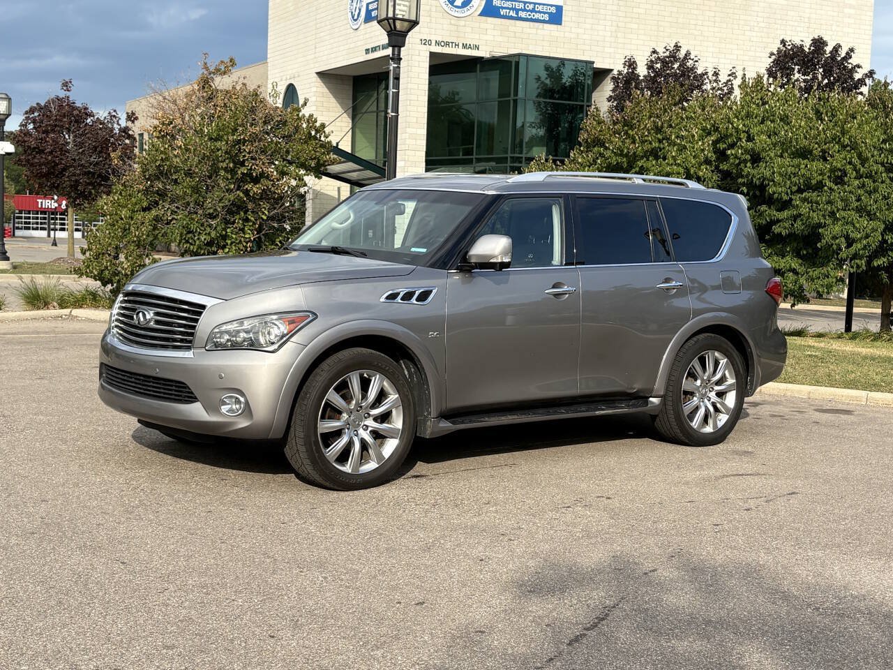 Used 2014 INFINITI QX80 4WD w/ Theater Package image 1