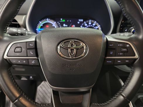 Used 2023 Toyota Highlander XLE AWD/4WD image 25