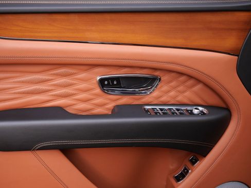 Used 2023 Bentley Bentayga Extended Wheelbase AWD/4WD image 15