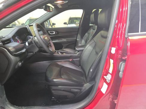 Used 2025 Jeep Compass Trailhawk AWD/4WD image 3