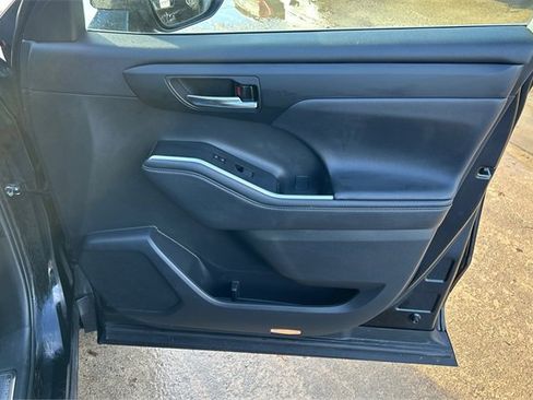 Used 2022 Toyota Highlander XLE image 19