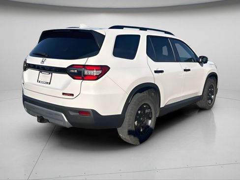 Used 2023 Honda Pilot TrailSport image 4