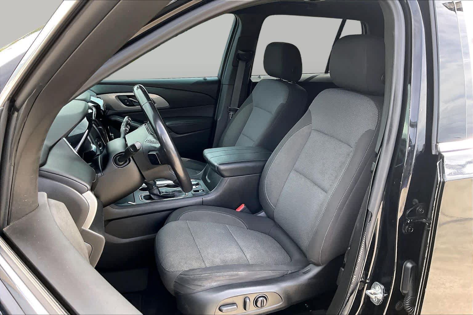 Used 2022 Chevrolet Traverse LT FWD image 6