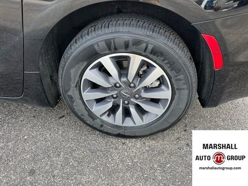 Used 2024 Chrysler Pacifica Select image 6