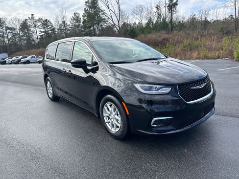 New 2026 Chrysler Pacifica Select image 3