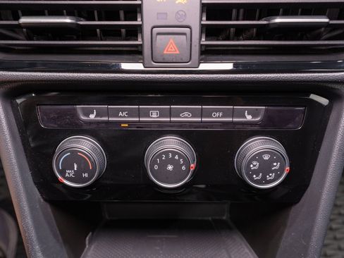 Used 2023 Volkswagen Taos SE w/ Panoramic Sunroof Package FWD image 20