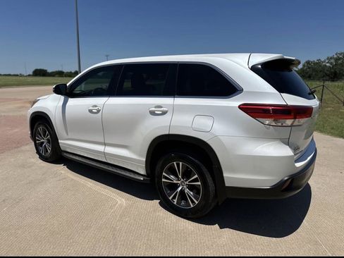 Used 2017 Toyota Highlander LE FWD image 5