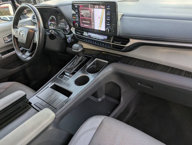 Used 2024 Toyota Sienna Limited FWD image 32