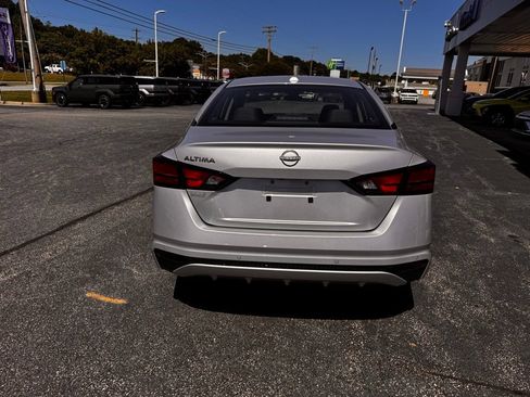 Used 2025 Nissan Altima 2.5 SV FWD image 8