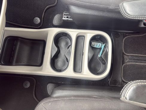 Used 2023 Chrysler Voyager LX image 17