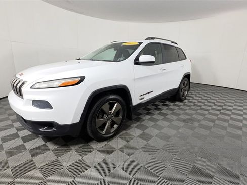 Used 2017 Jeep Cherokee Latitude w/ Comfort & Sound Group image 9