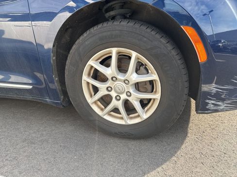 Used 2020 Chrysler Pacifica Touring-L image 9