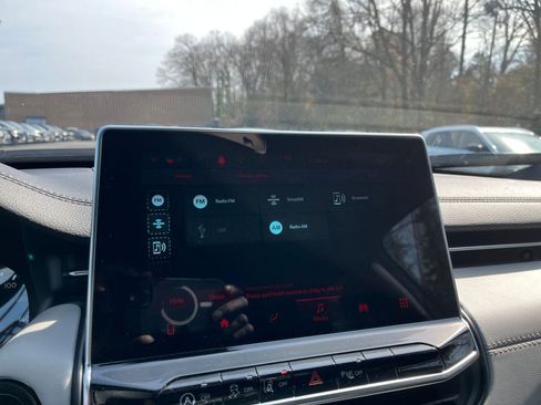 Used 2025 Jeep Compass Limited image 20