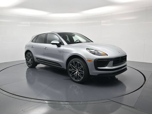 Used 2025 Porsche Macan AWD/4WD image 35