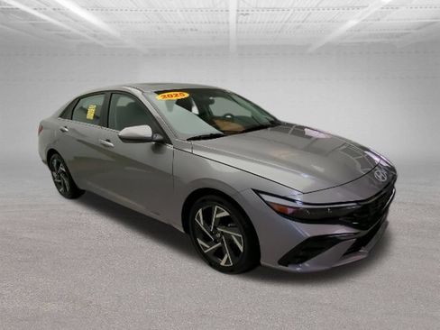 Used 2025 Hyundai Elantra SEL FWD image 11