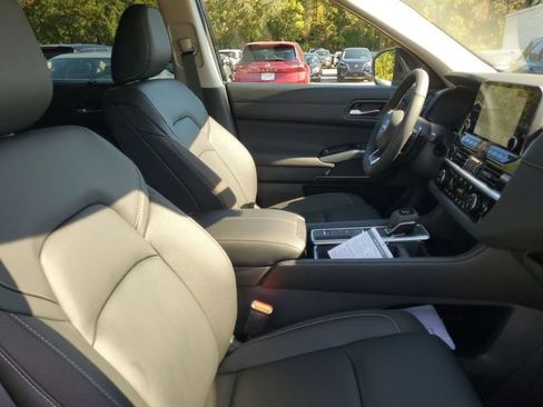 New 2025 Nissan Pathfinder SL image 33