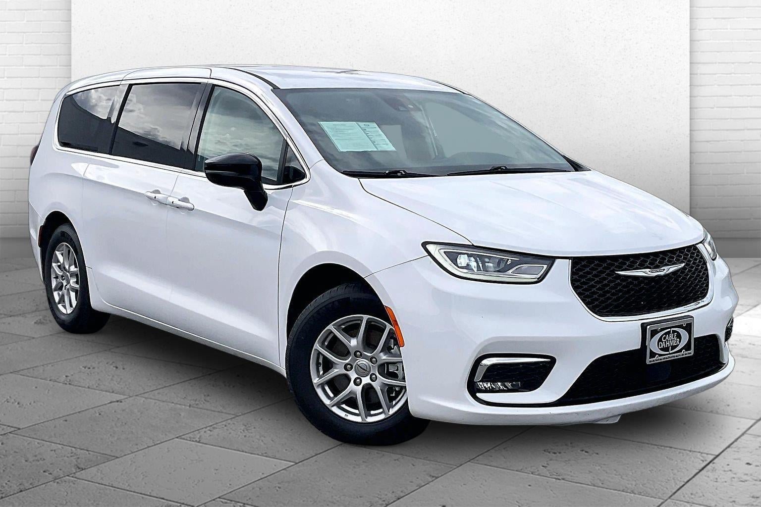 Used 2024 Chrysler Pacifica Touring-L FWD image 1