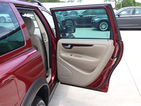 Used 2004 Volvo XC70 AWD/4WD image 32