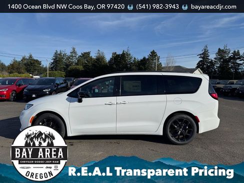 New 2026 Chrysler Pacifica Select w/ S Appearance Package FWD image 11