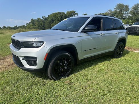 Used 2024 Jeep Grand Cherokee Altitude RWD image 3
