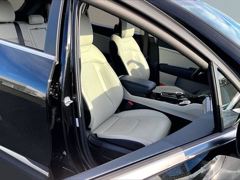 Used 2024 Kia Sportage EX image 7