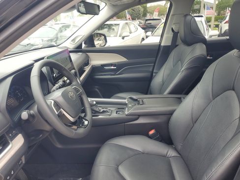 Certified 2025 Toyota Grand Highlander FWD image 17