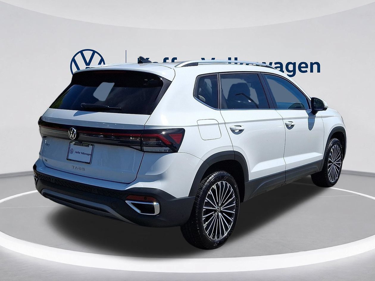 Used 2025 Volkswagen Taos SE FWD image 6