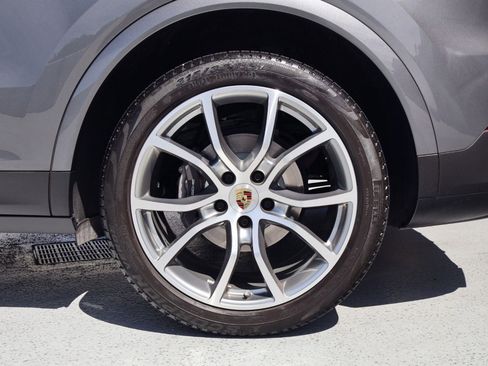 Certified 2023 Porsche Cayenne Platinum Edition AWD/4WD image 28