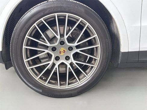 Certified 2023 Porsche Cayenne Platinum Edition AWD/4WD image 11