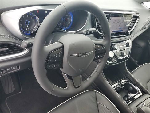 New 2026 Chrysler Pacifica Limited w/ Uconnect Theater Family Group image 20