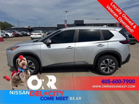 Used 2022 Nissan Rogue SV FWD image 2
