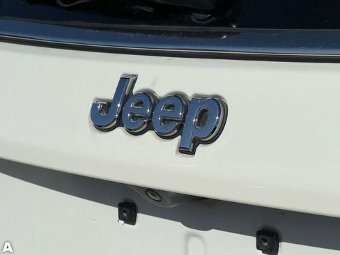 Used 2018 Jeep Compass Latitude FWD image 13