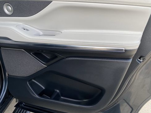 Used 2025 Lincoln Navigator L Reserve image 11