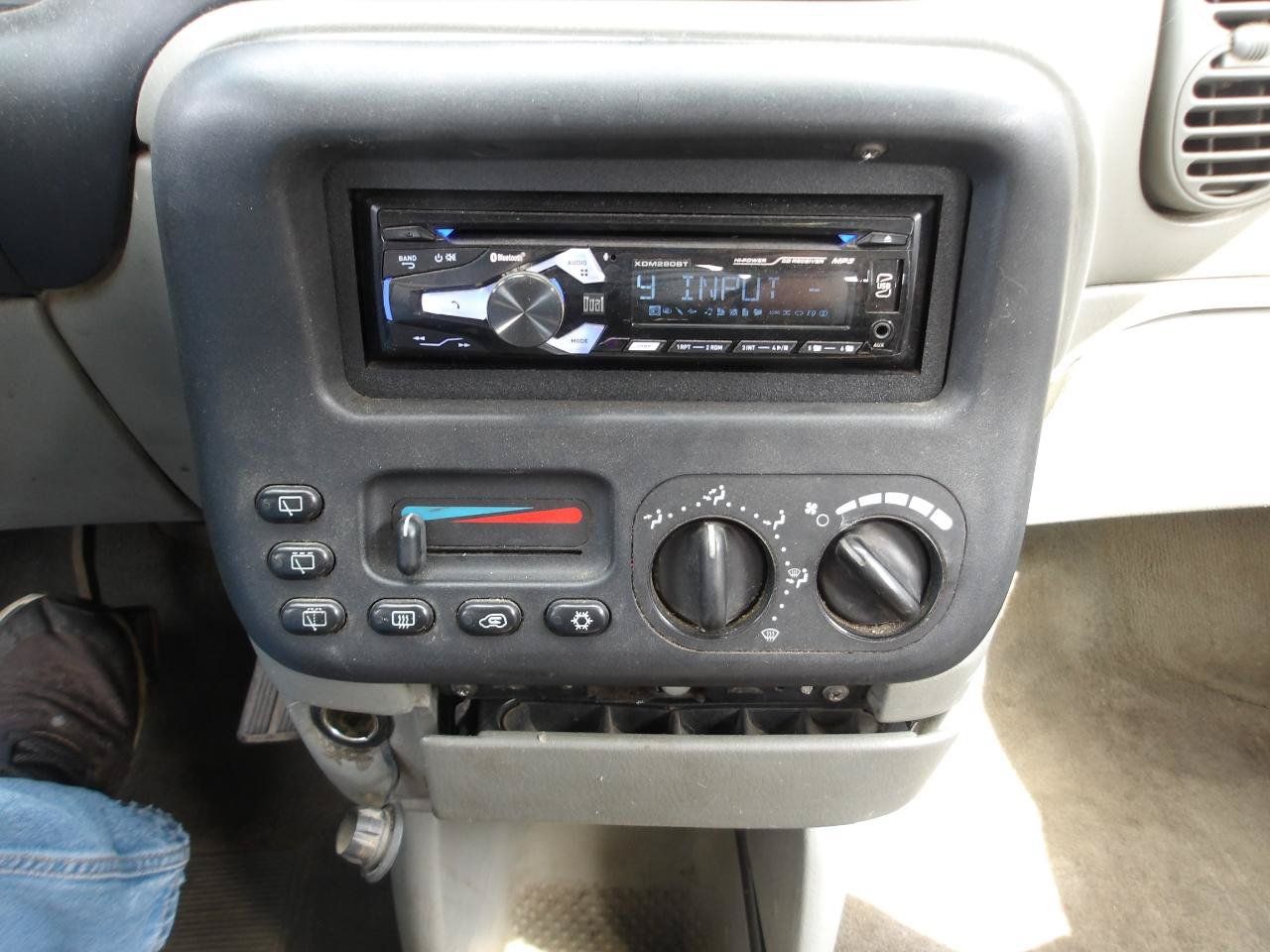 Used 1999 Plymouth Voyager FWD image 17