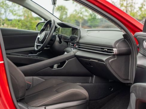 Used 2025 Hyundai Elantra SEL FWD image 15
