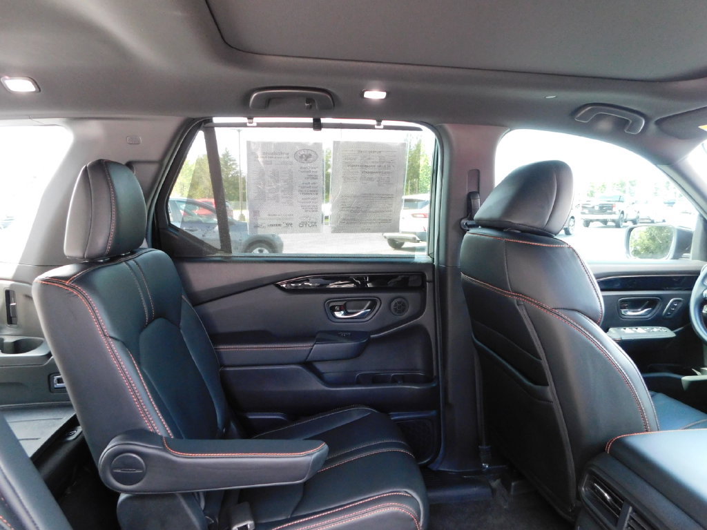 Used 2025 Honda Pilot TrailSport image 25