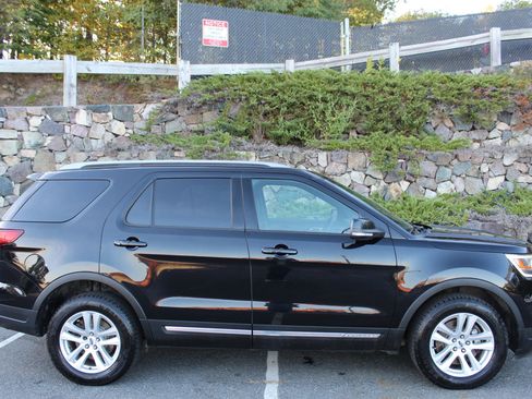 Used 2018 Ford Explorer XLT w/ Equipment Group 202A image 5