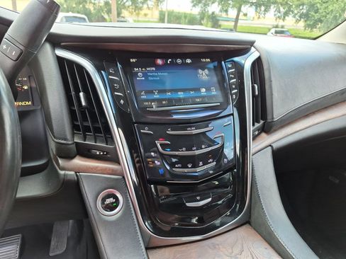 Used 2015 Cadillac Escalade Luxury RWD image 16