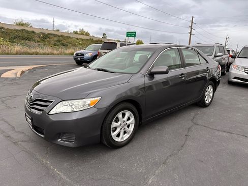 Used 2010 Toyota Camry LE image 2