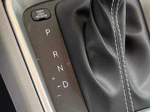 Used 2025 Hyundai Venue SEL image 44