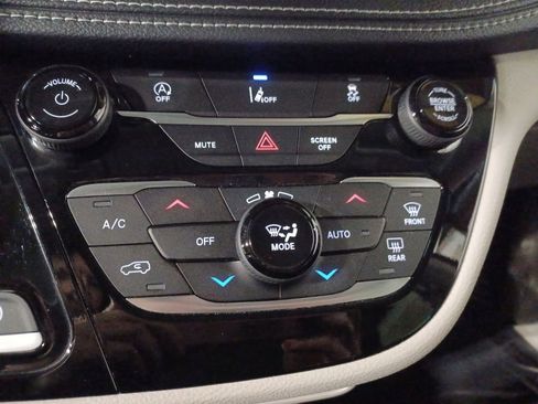 Used 2022 Chrysler Pacifica Touring-L image 16