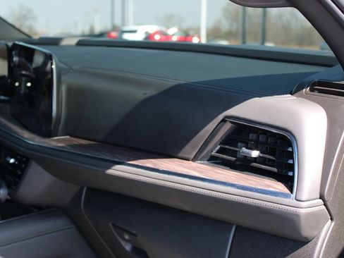 Used 2025 Chevrolet Suburban Z71 image 33