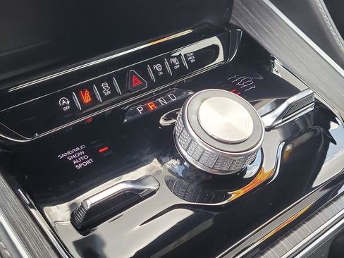 Certified 2024 Jeep Wagoneer Series III w/ Premium Group I image 27